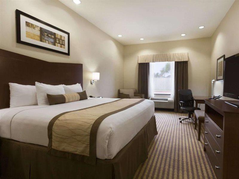 Baymont By Wyndham Victoria Hotel Exterior photo